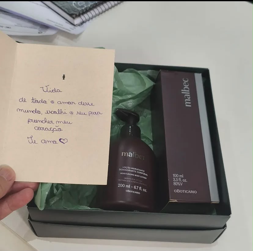Cartão romântico escrito à mão com presente Malbec